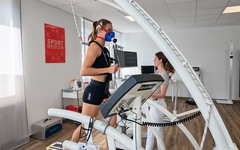 Leistungsdiagnostik mit Herzcheck: Lea Benzin läuft auf einem Laufband mit Spiroergometrie