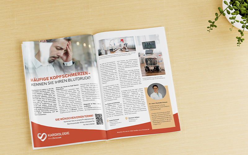 Blogbeitrag-Plakativ-Magazin Kopfschmerzen Symptom für Bluthochdruck-Plakativ Magazin liegend auf dem Tisch